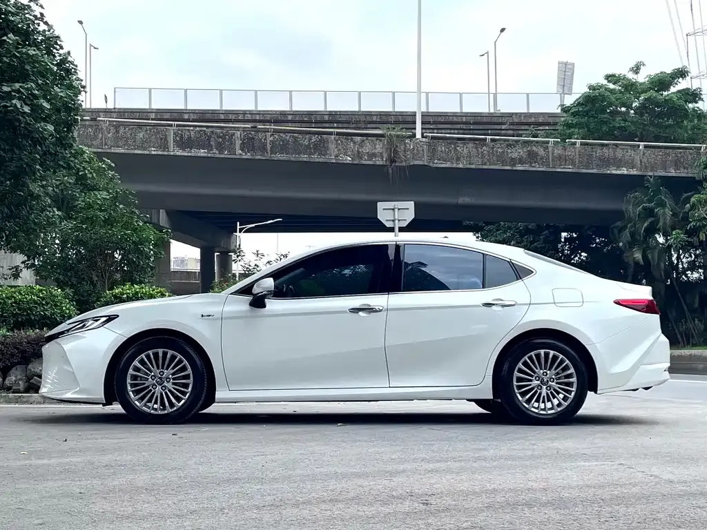 Toyota Camry — фото 9