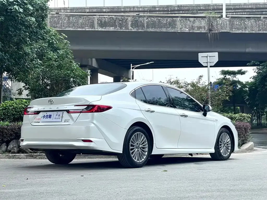 Toyota Camry — фото 10