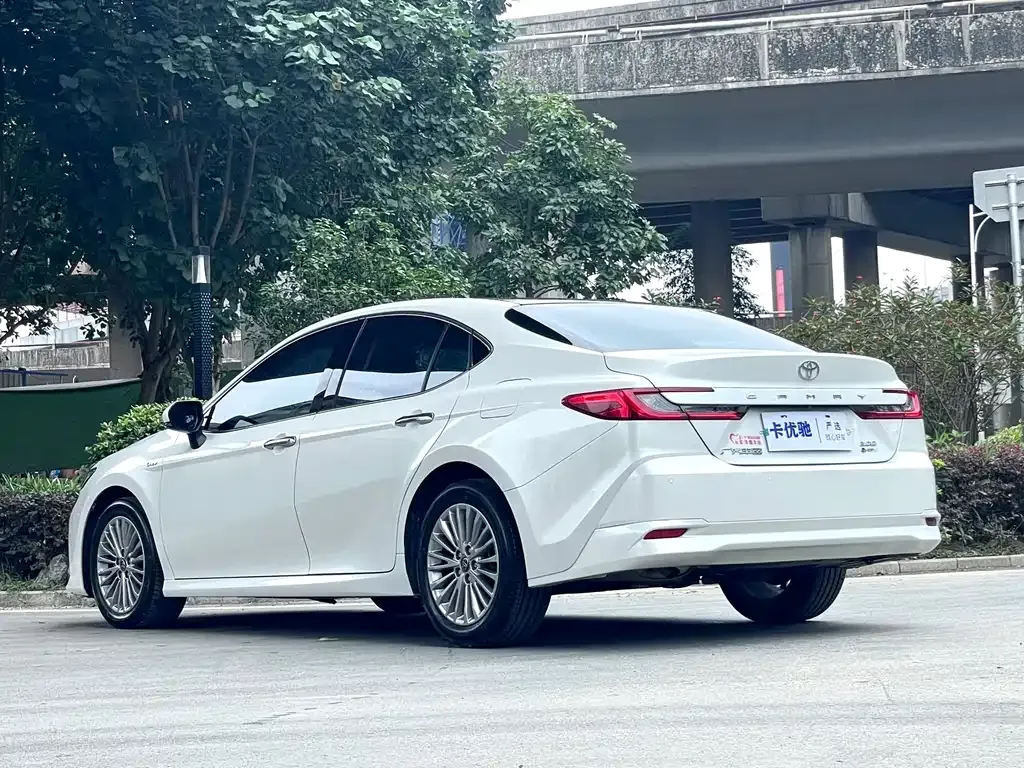 Toyota Camry — фото 8