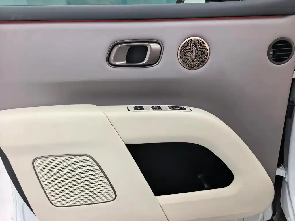 Li Auto i8 — фото 6