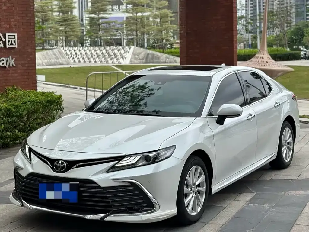 Toyota Camry — фото 1
