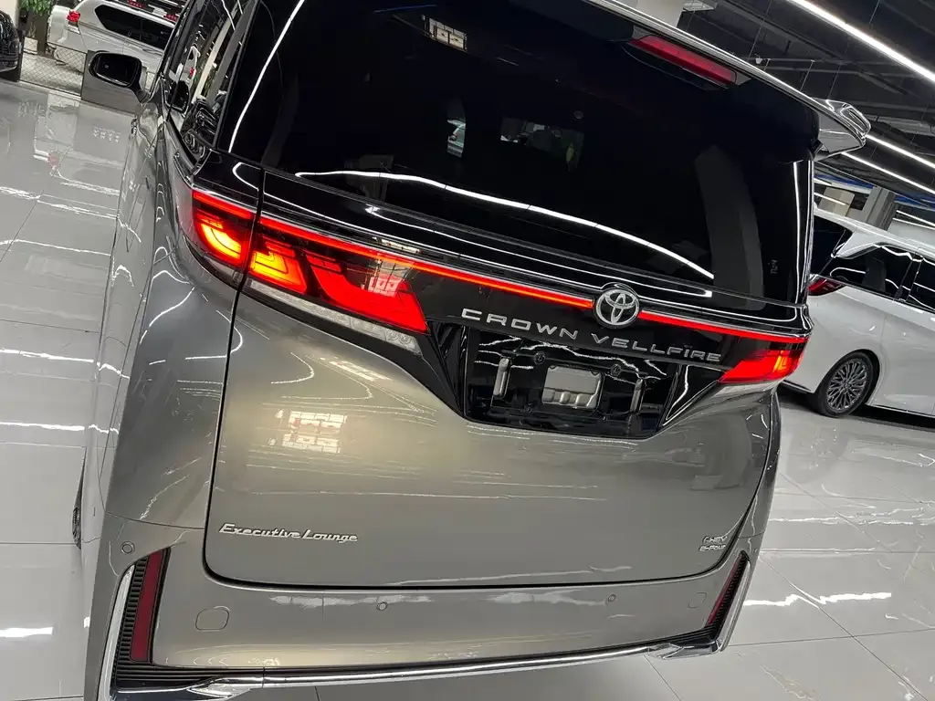 Toyota Vellfire — фото 2