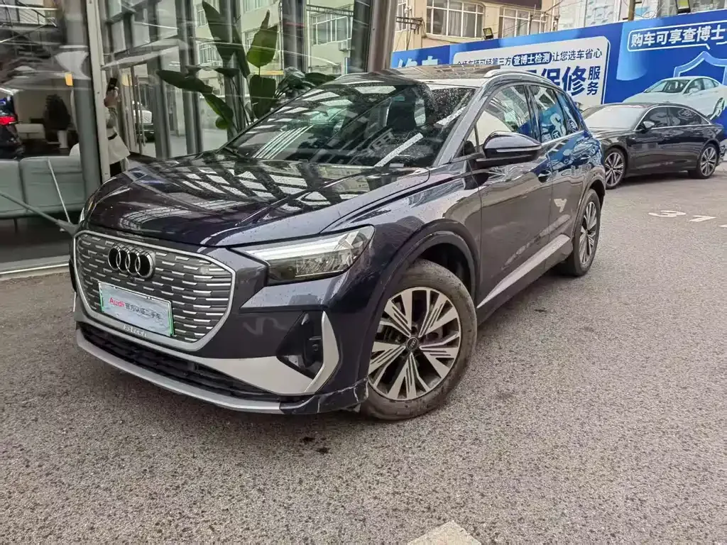 Audi Q4 e-tron — фото 1