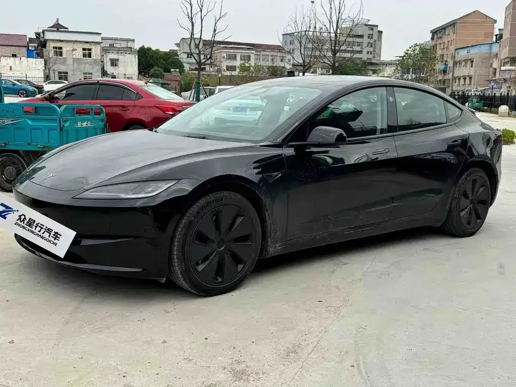 Tesla Model 3 — фото 1