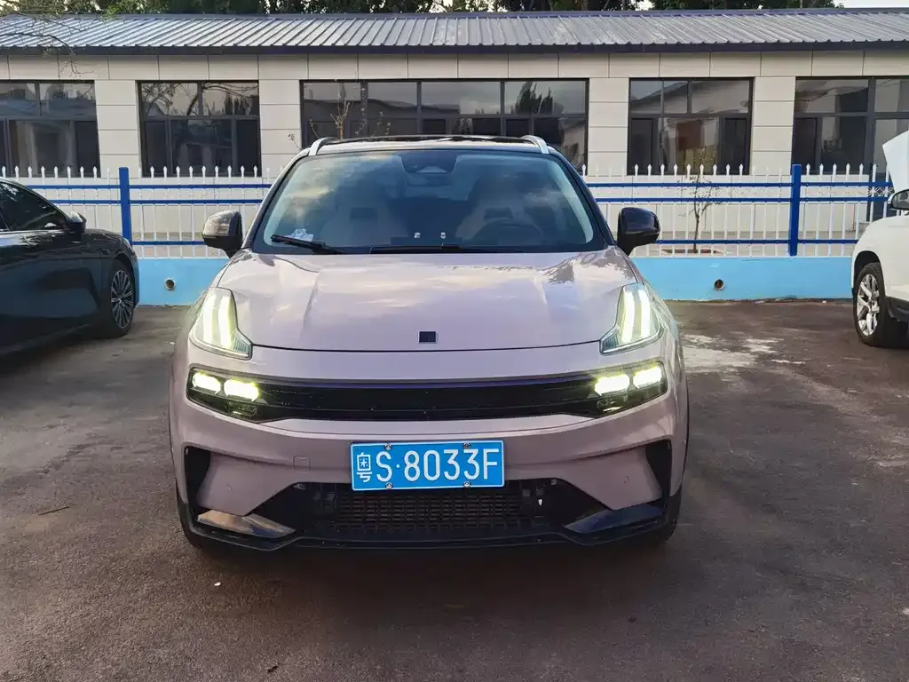 Lynk & Co 06