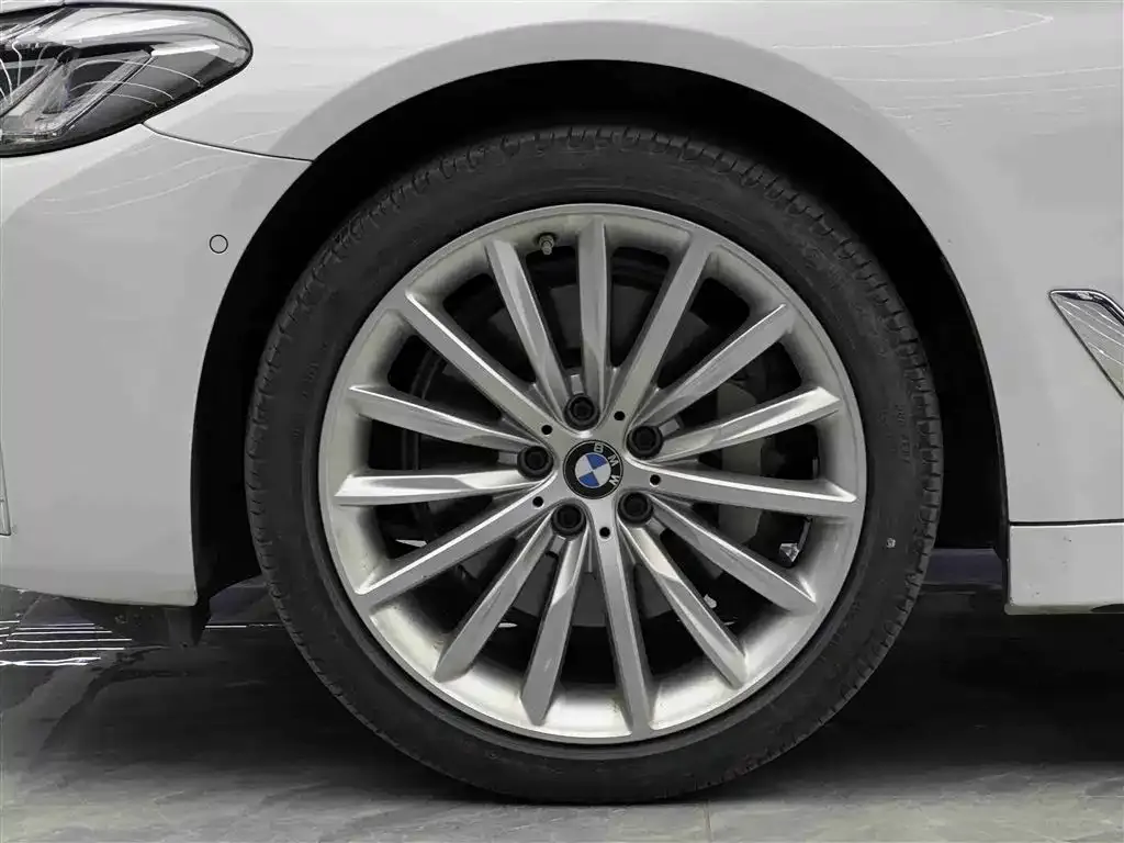 BMW 5 Series — фото 5