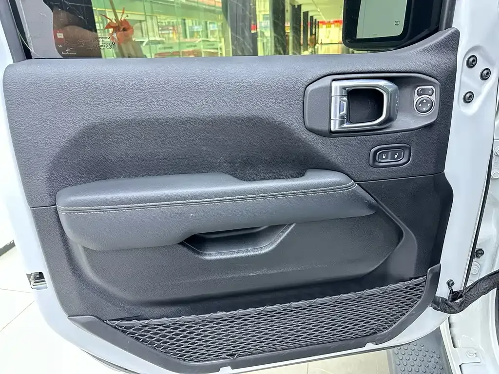 Jeep Wrangler — фото 10