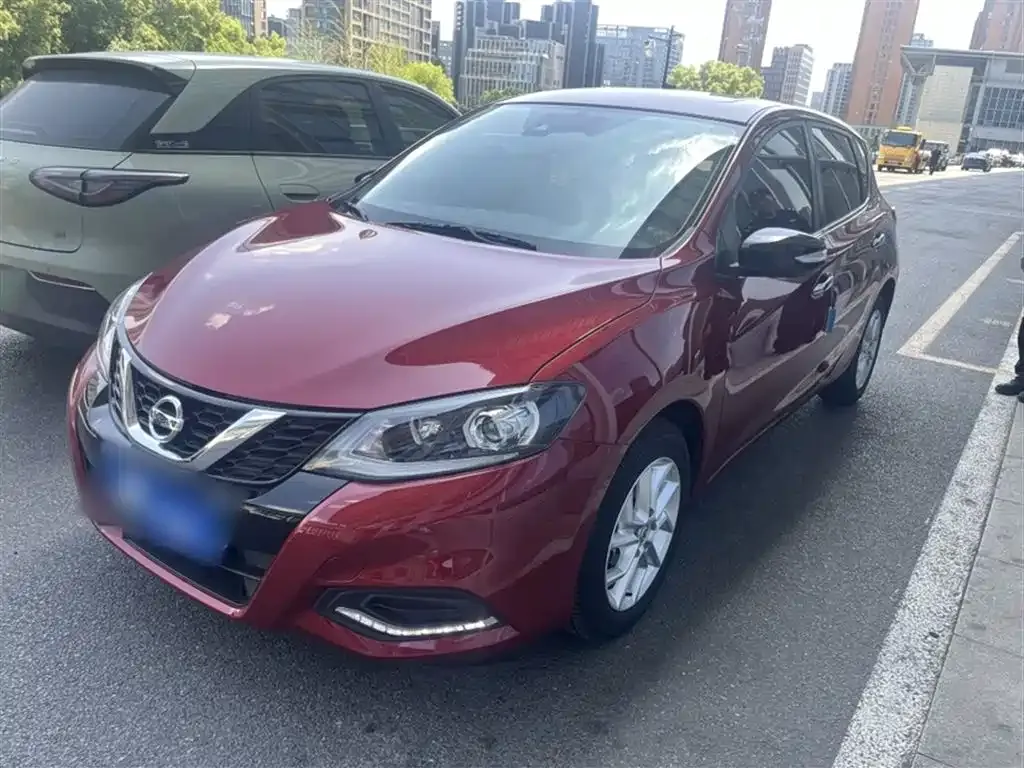 Nissan Tiida — фото 1