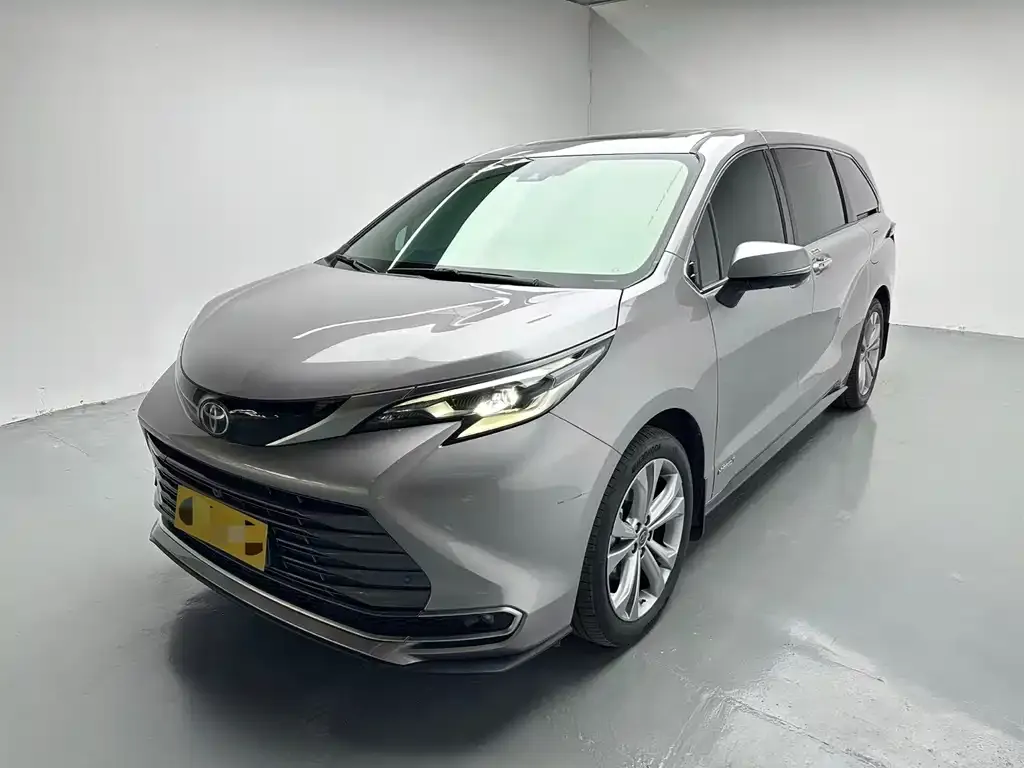 Toyota Sienna — фото 1