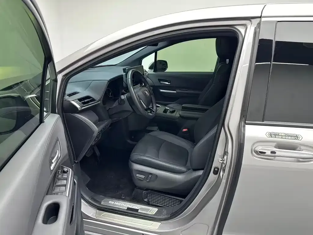 Toyota Sienna — фото 7