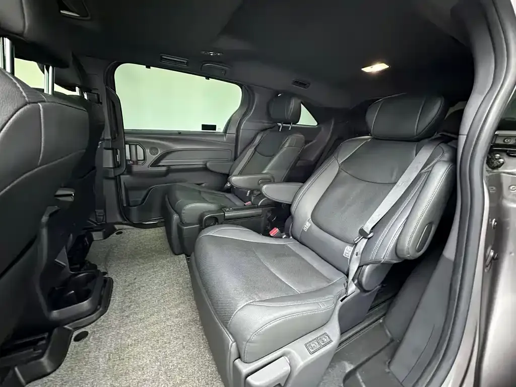 Toyota Sienna — фото 10