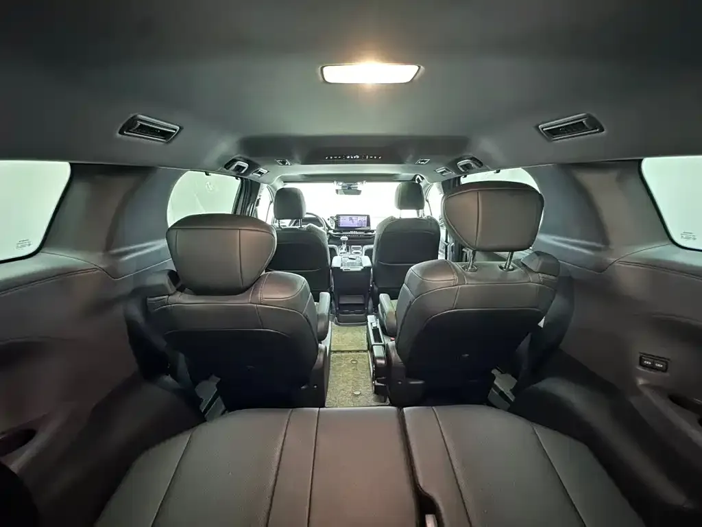 Toyota Sienna — фото 9