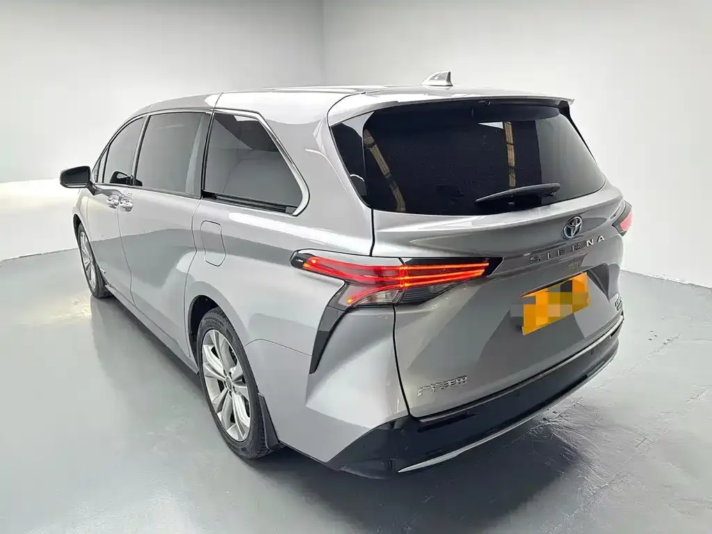 Toyota Sienna — фото 3