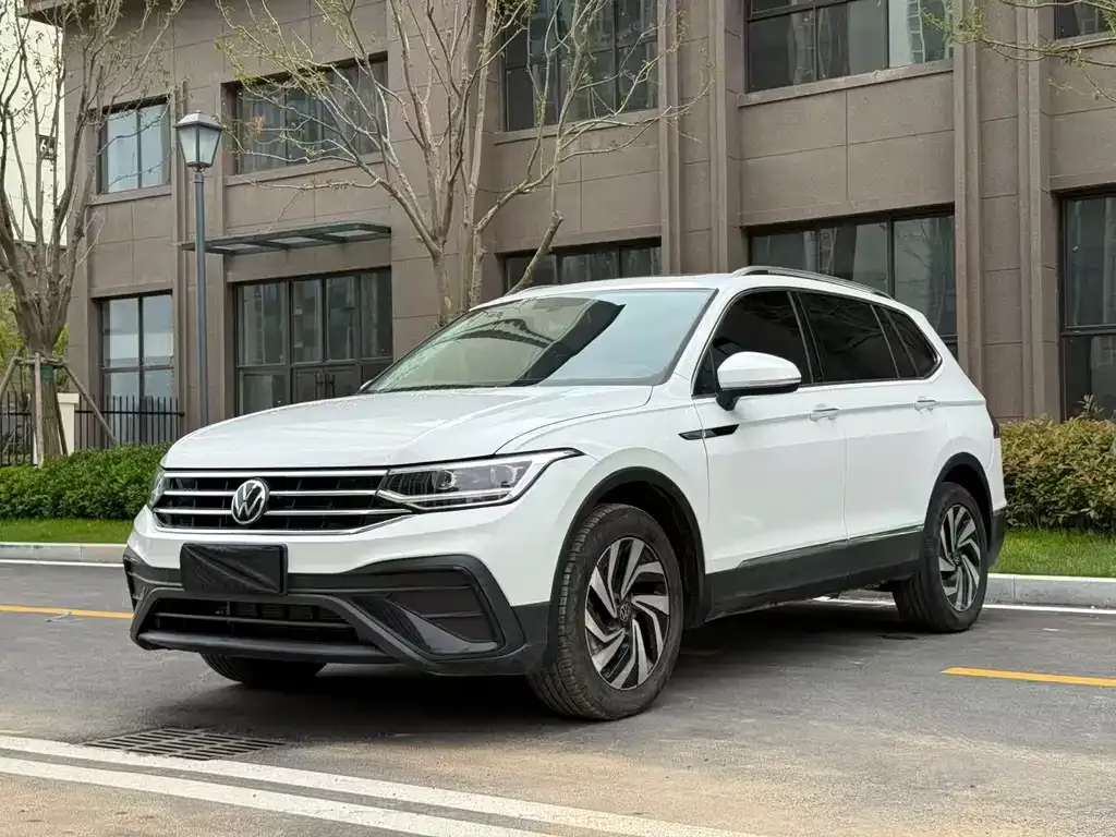 Volkswagen Tiguan L — фото 1