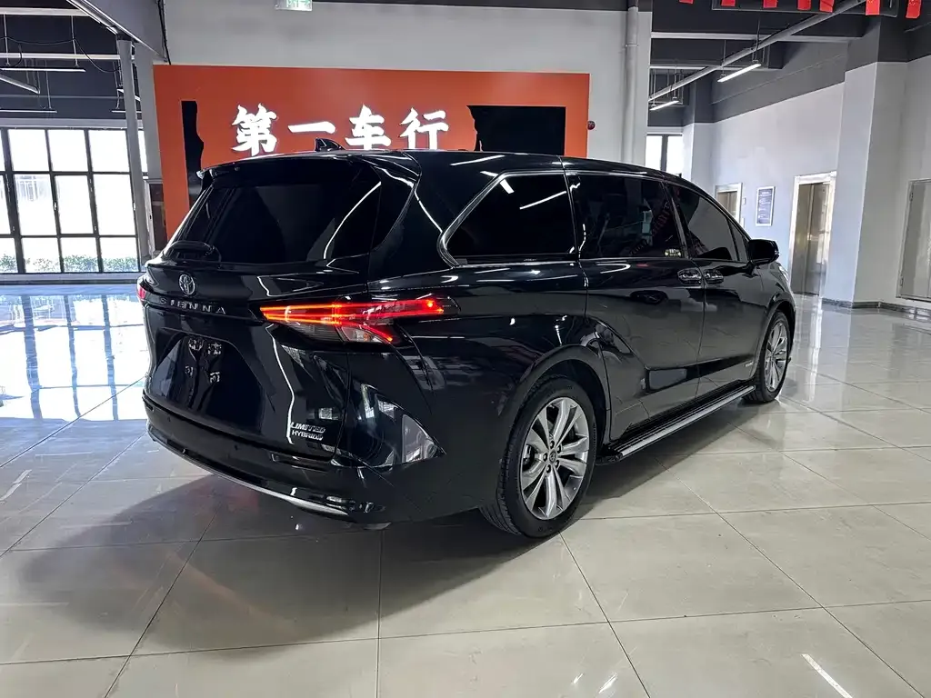 Toyota Sienna — фото 2