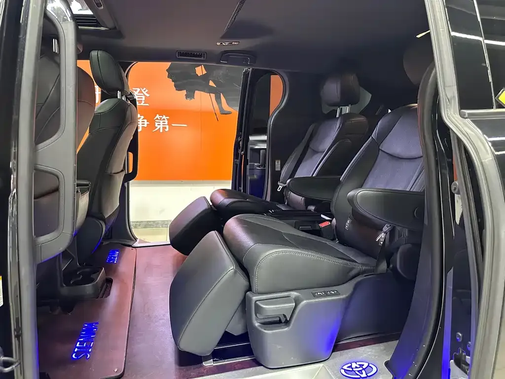 Toyota Sienna — фото 4