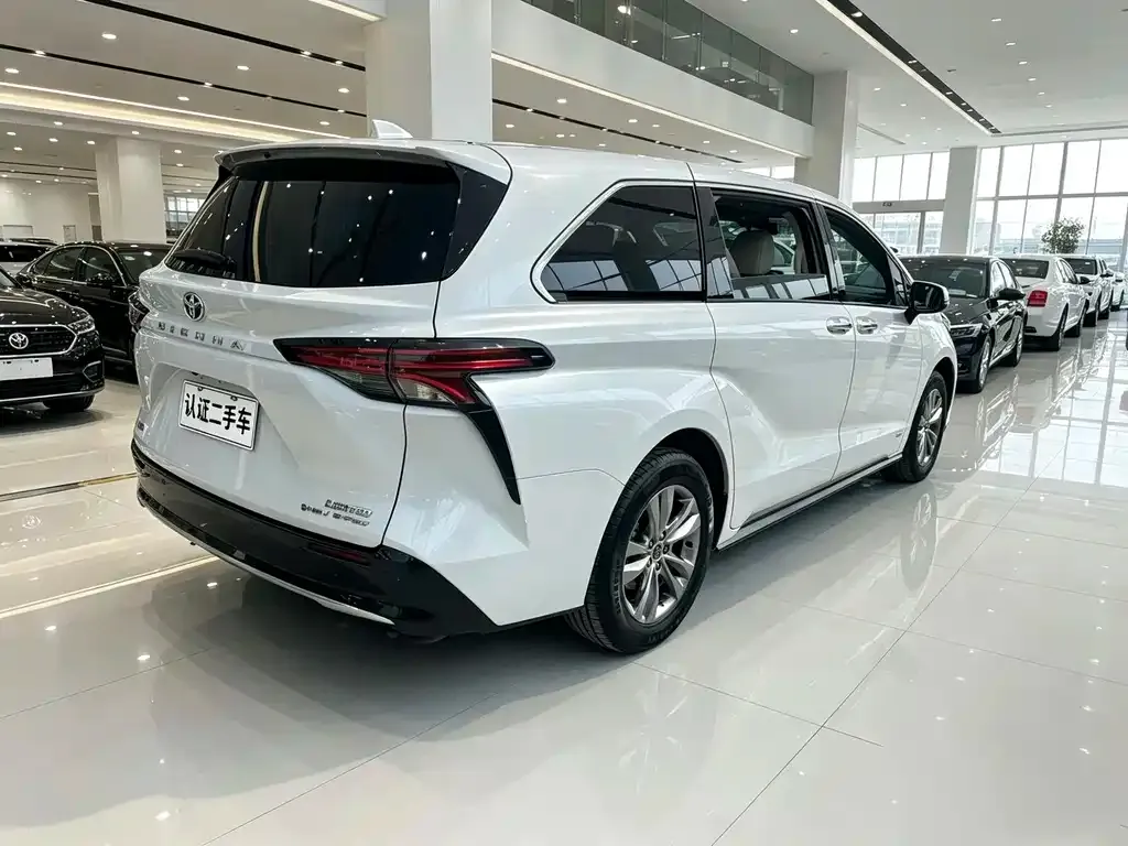 Toyota Sienna — фото 2