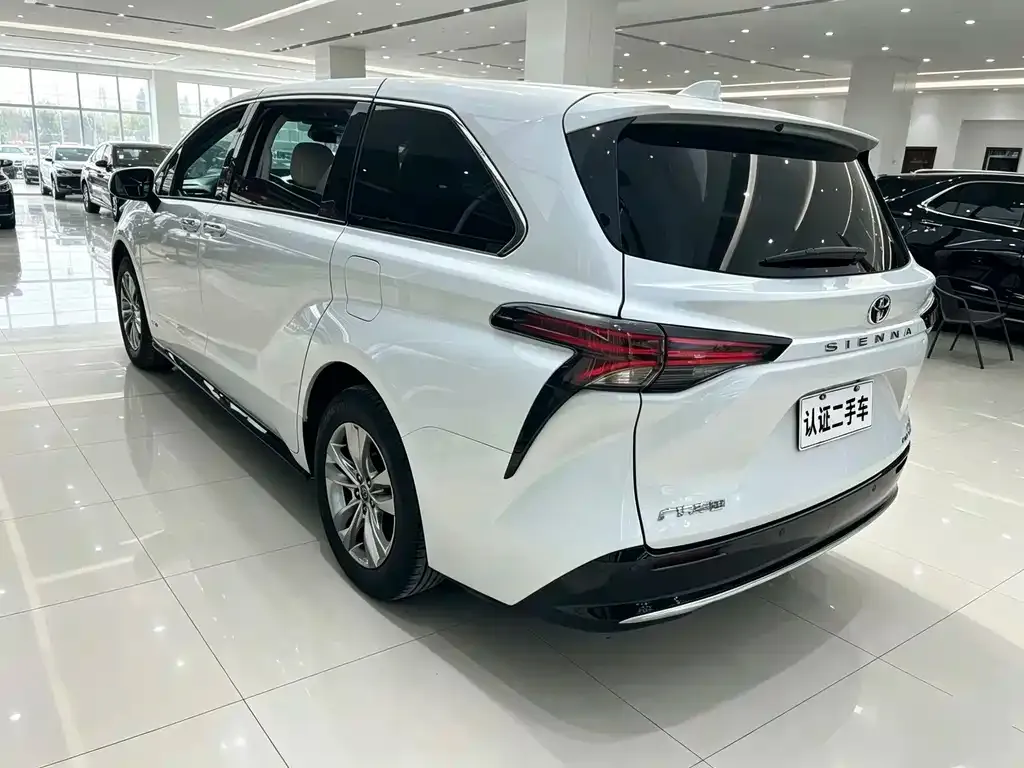 Toyota Sienna — фото 3
