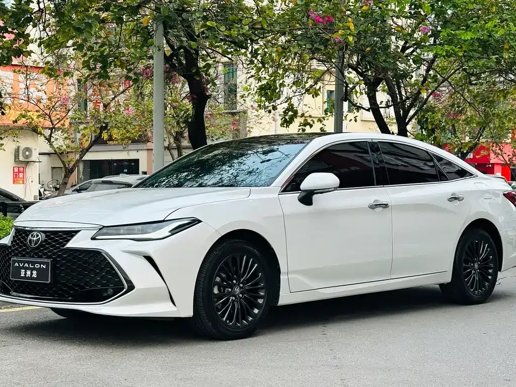 Toyota Avalon — фото 1