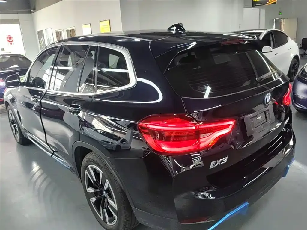 BMW iX3 — фото 10