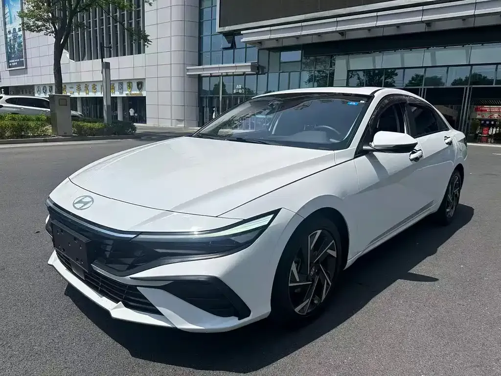 Hyundai Elantra — фото 1
