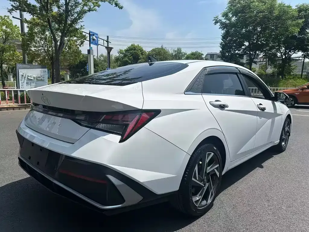 Hyundai Elantra — фото 3