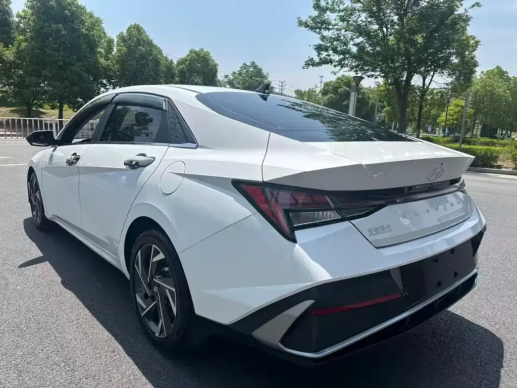 Hyundai Elantra — фото 2