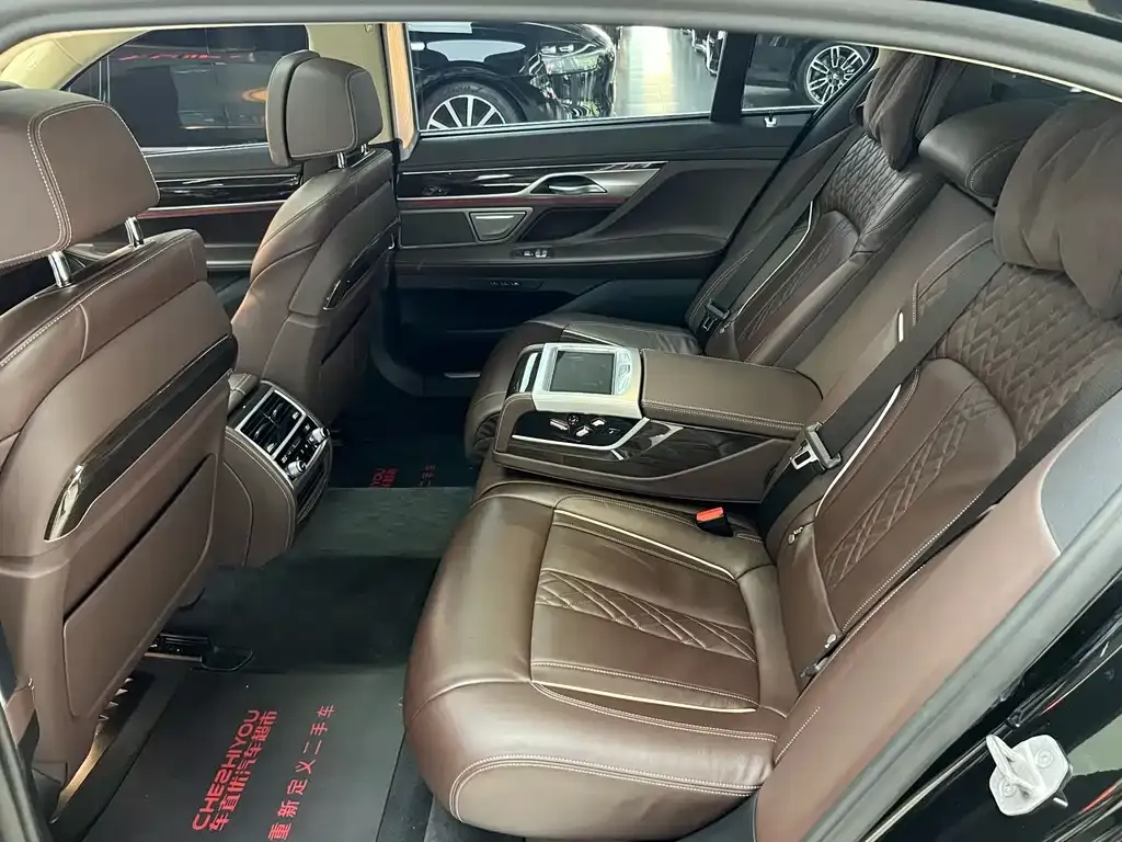 BMW 7 Series — фото 10