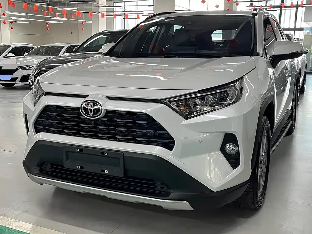 Toyota RAV4 — фото 1