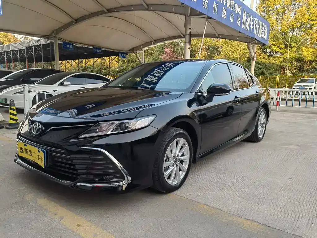 Toyota Camry — фото 1