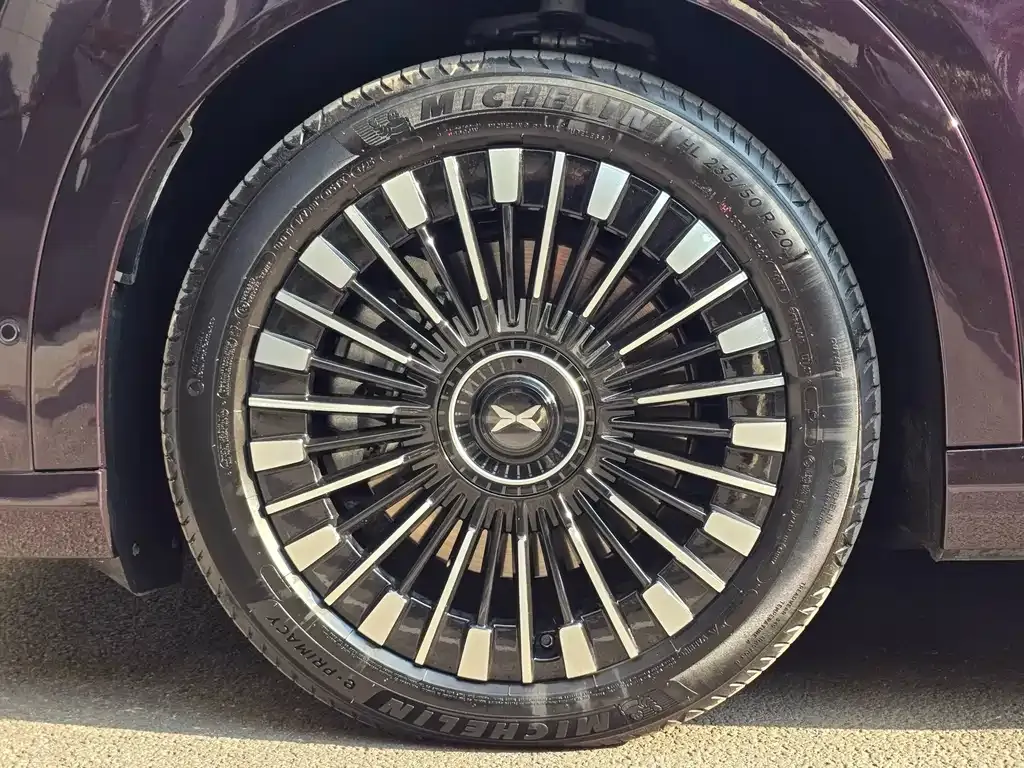XPeng X9 — фото 10