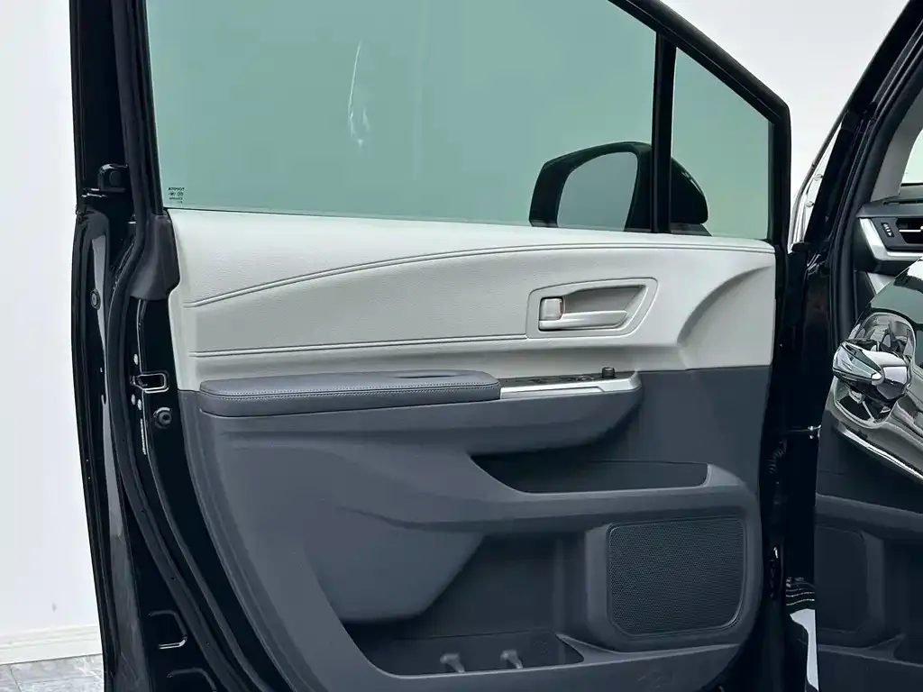 Toyota Granvia — фото 3