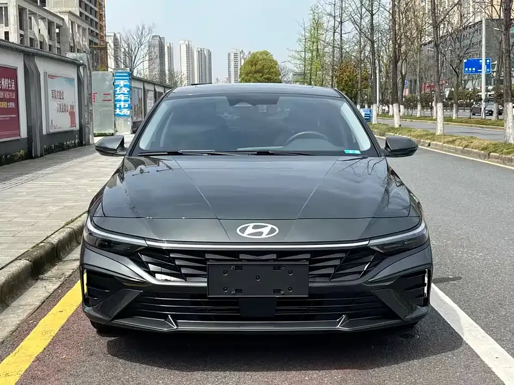 Hyundai Elantra — фото 1