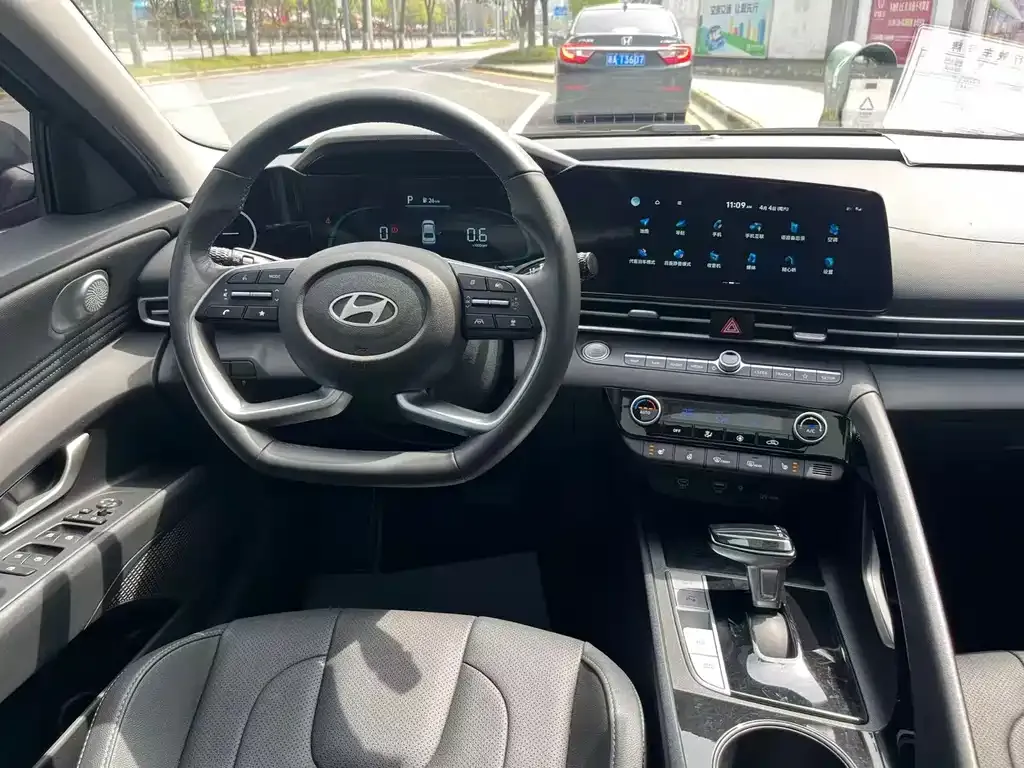 Hyundai Elantra — фото 2