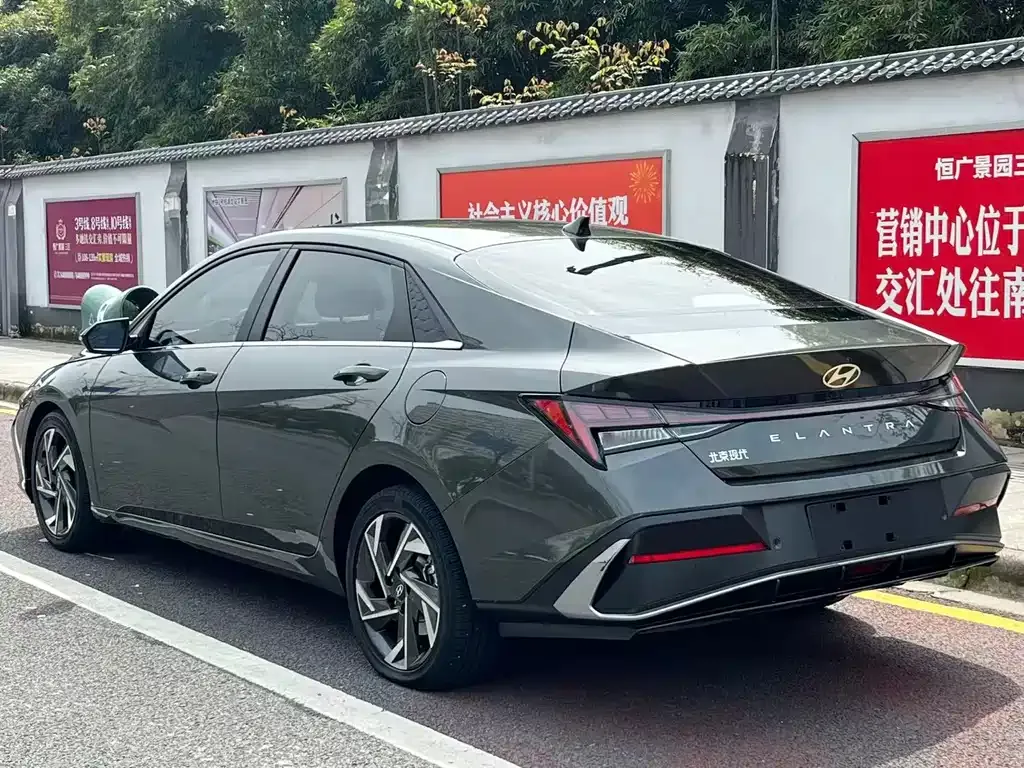 Hyundai Elantra — фото 7