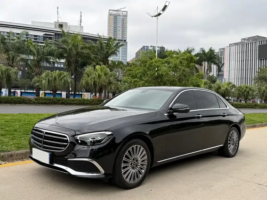 Mercedes-Benz E-Class — фото 1