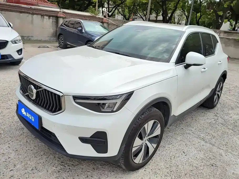 Volvo XC40 — фото 1