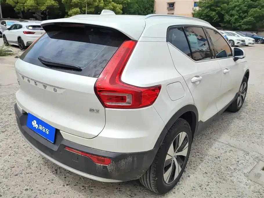 Volvo XC40 — фото 8