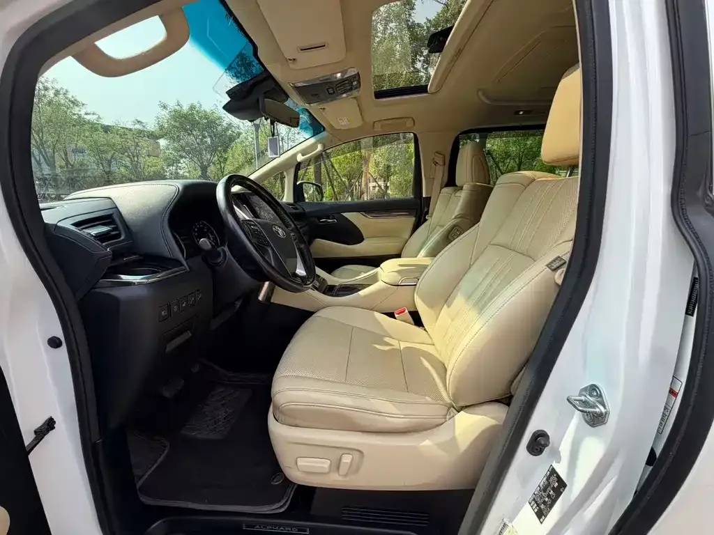 Toyota Alphard — фото 2