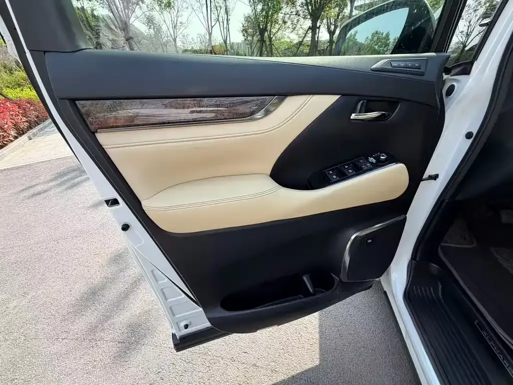 Toyota Alphard — фото 7