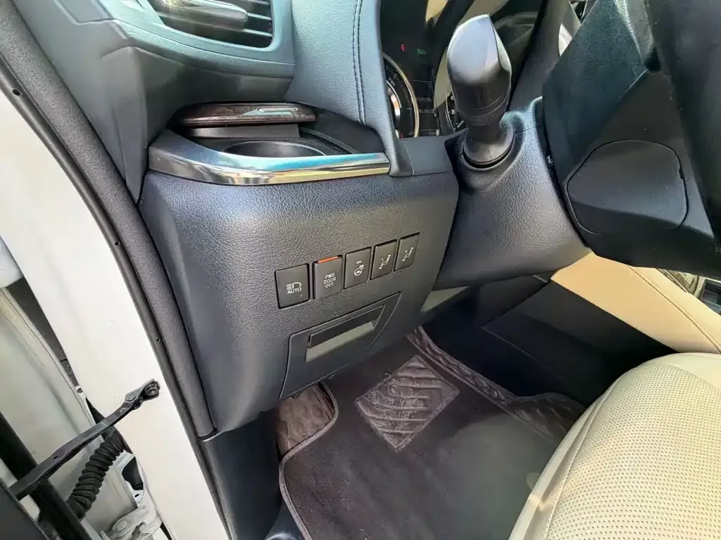 Toyota Alphard — фото 3