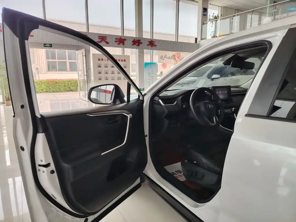 Toyota RAV4 2023 из CN, фото 2
