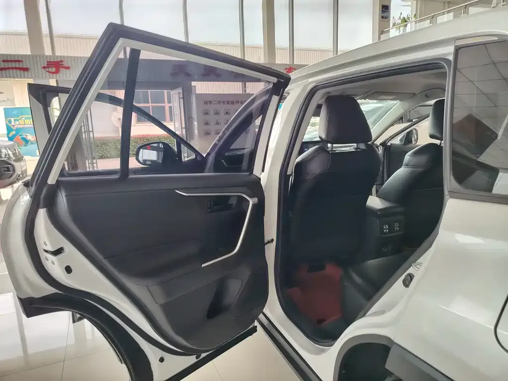 Toyota RAV4 2023 из CN, фото 3