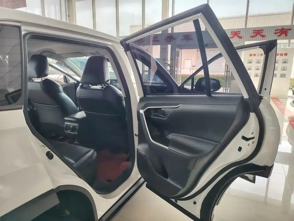Toyota RAV4 2023 из CN, фото 8