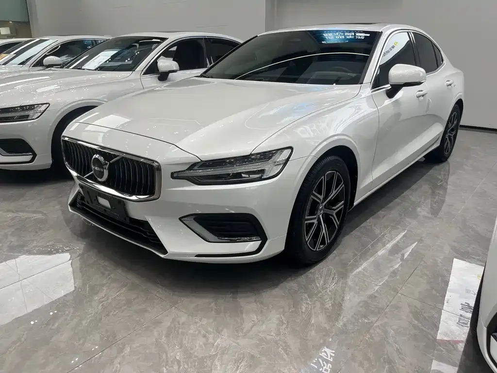 Volvo S60 — фото 1