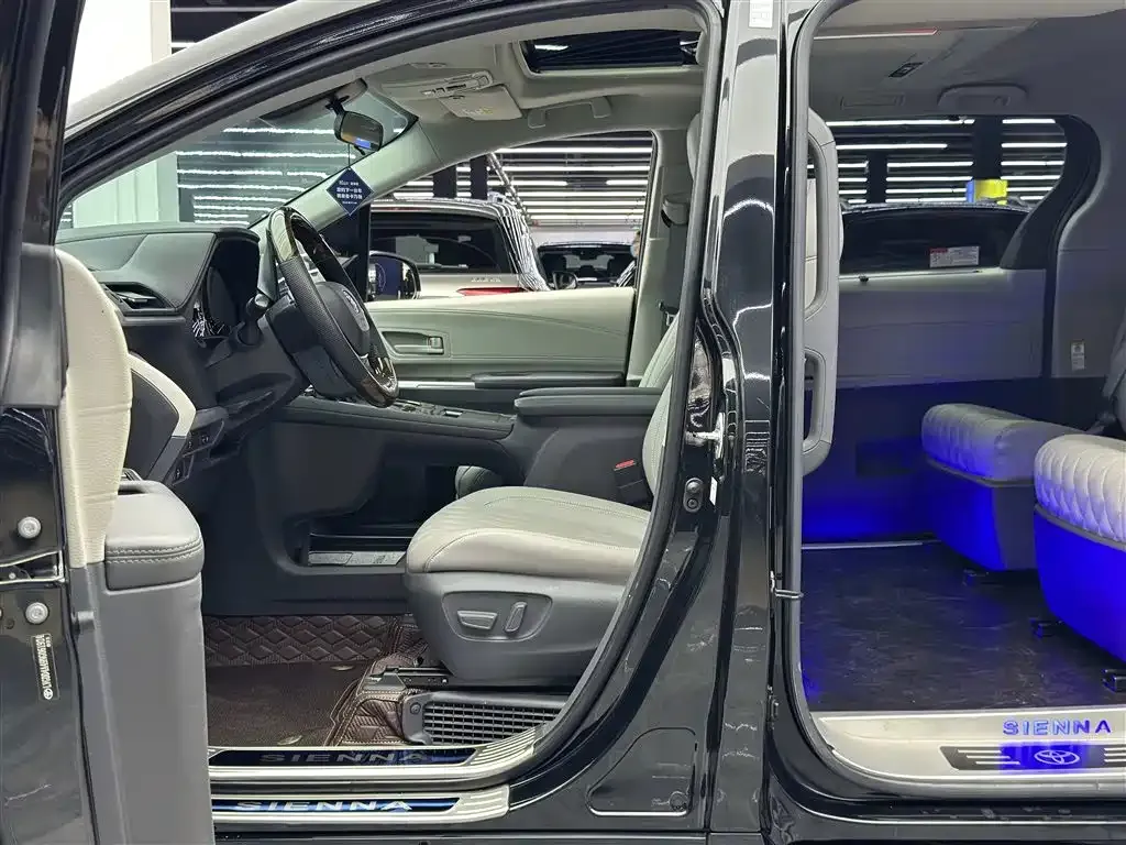 Toyota Sienna — фото 9