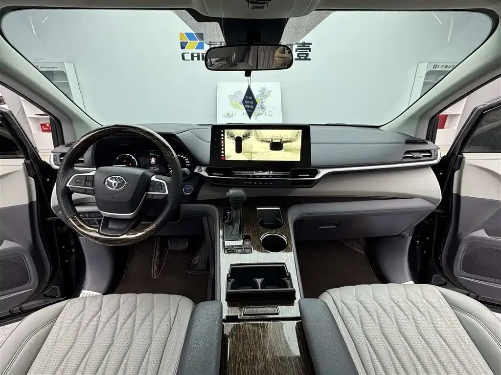 Toyota Sienna — фото 10