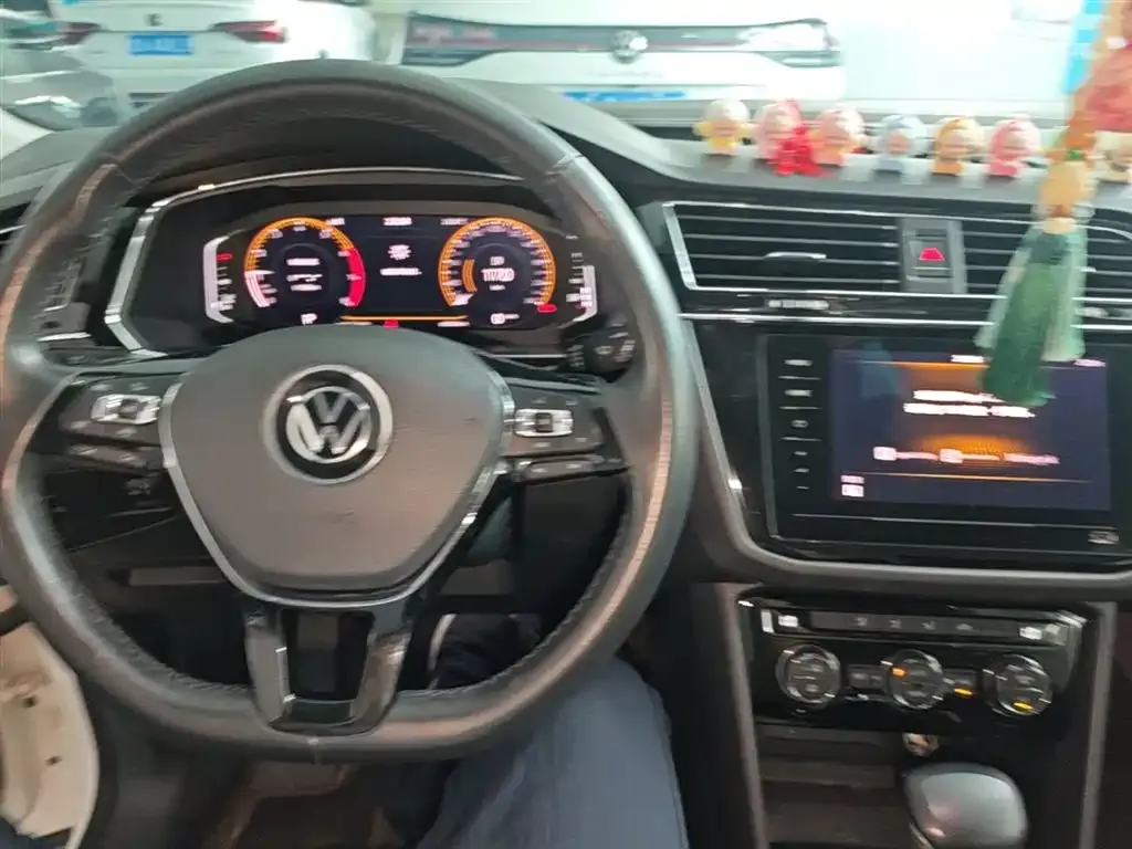Volkswagen Tiguan L — фото 6