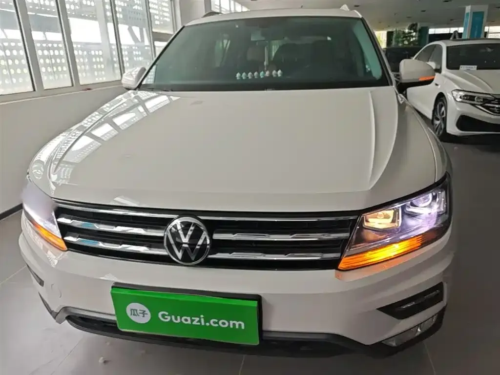 Volkswagen Tiguan L — фото 8