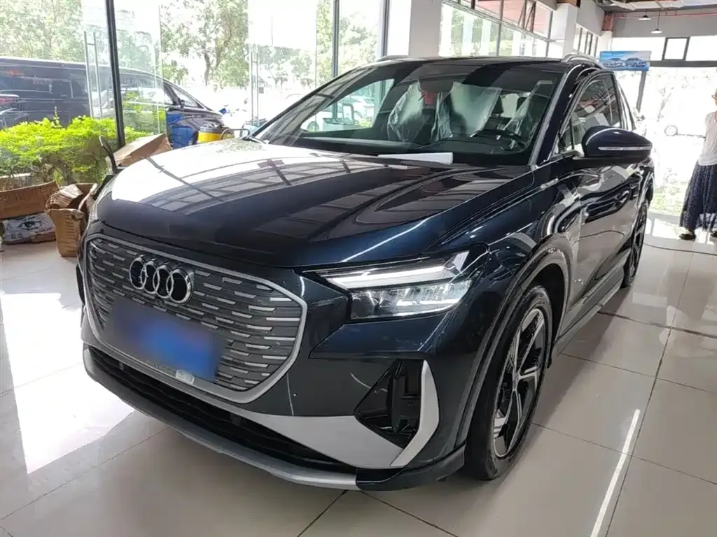 Audi Q4 e-tron — фото 1